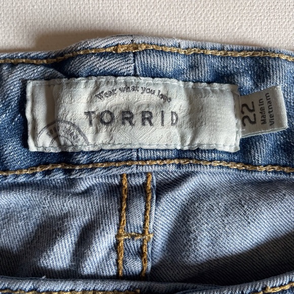 Torrid Womens Jean Shorts Blue Stretch Medium Wash Pockets Denim Plus 22 - Picture 2 of 4